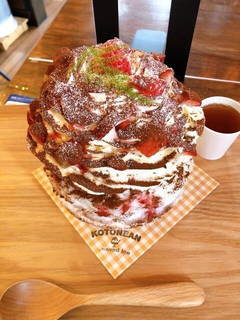 Strawberry and chocolate kakigori at Kotonean