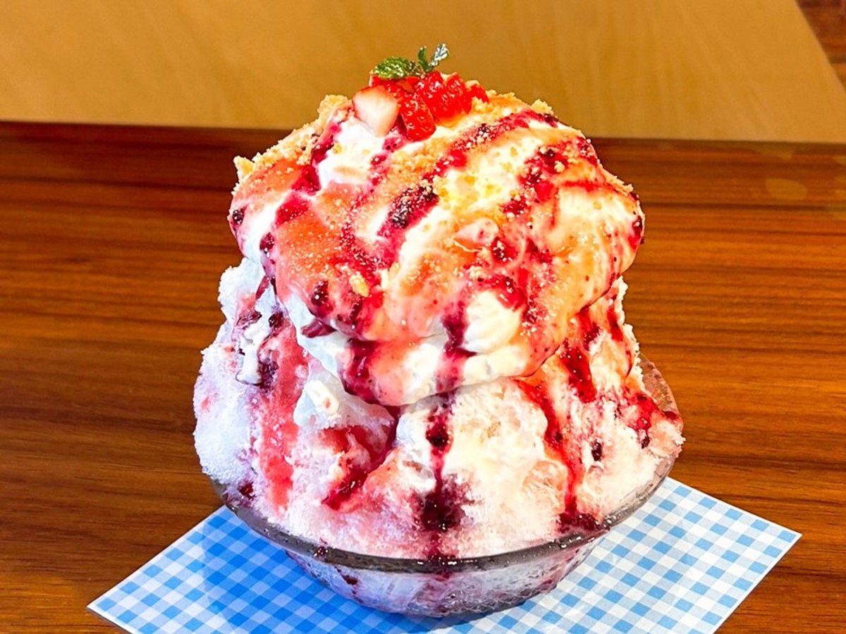 Signature dolce-style kakigori topped with cream and berry sauce